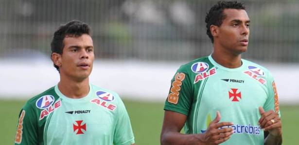 Bernardo (E), com cinco gols, e Elton, com seis, são os artilheiros do Vasco no Brasileiro - 