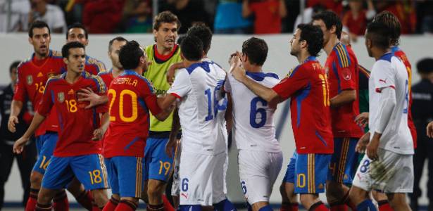 Confusão entre jogadores de Chile e Espanha que antecipou o fim do amistoso na Suíça - REUTERS/Christian Hartmann