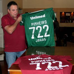 Abel mostra camisa em homenagem a Pinheiro - Site do Fluminense