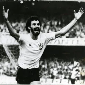 Pelo Corinthians, Sócrates festeja depois de marcar um gol sobre o Santos, no Morumbi, em jogo do Paulista de 1981, que acabou empatado em 2 a 2; o ex-jogador morreu no dia 4 de dezembro de 2011 vítima de uma infecção generalizada - Folhapress