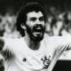 Pelo Corinthians, Sócrates festeja depois de marcar um gol sobre o Santos, no Morumbi, em jogo do Paulista de 1981, que acabou empatado em 2 a 2; o ex-jogador morreu no dia 4 de dezembro de 2011 vítima de uma infecção generalizada - Folhapress