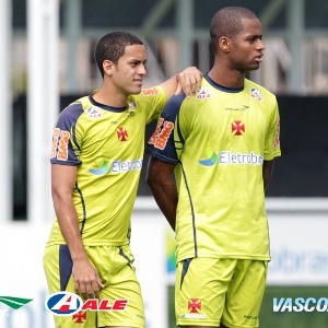Rômulo se apoia em Dedé durante treinamento do Vasco no ano passado; volante já sentia a lesão - Site Oficial do Vasco