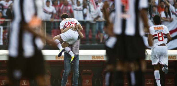 Dagoberto corre para abraçar Adilson Batista após fazer o gol da vitória do São Paulo - Eduardo Knapp/Folhapress