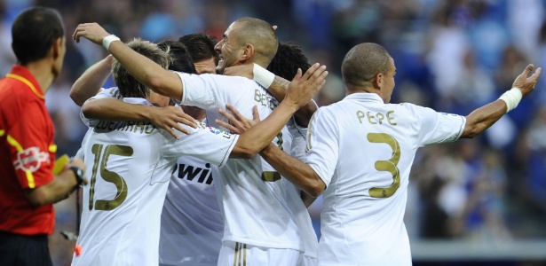 Jogadores do Real Madrid comemoram gol de Benzema na partida contra o Getafe - AFP PHOTO/ PIERRE-PHILIPPE MARCOU