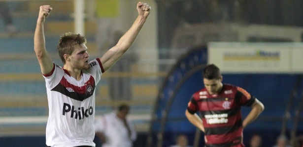 Héracles comemora seu gol na vitória do Atlético-PR diante do Flamengo, em 2011 - Rui Porto Filho/AE