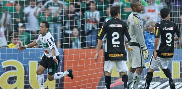 Em 2011, Coritiba encontrou facilidades e goleou o Botafogo no Couto Pereira por 5 a 0 - Heuler Andrey/DiaEsportivo/AGIF 