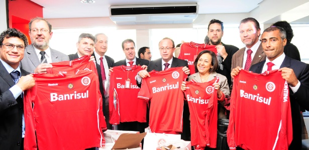 Deputado federal Romário recebe camisa do Inter ao visitar obras do estádio Beira-Rio