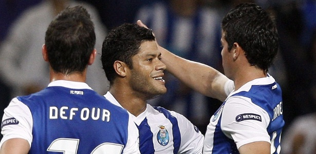 Atacante Hulk comemora gol do Porto com os companheiros Defour e James Rodriguez - José Coelho/EFE