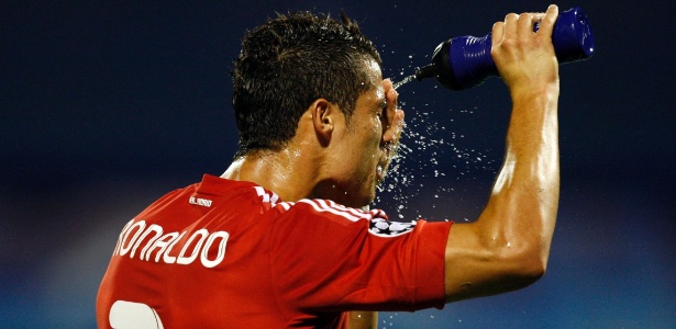 Estrela do Real Madrid, Cristiano Ronaldo entrou em campo com camisa vermelha  - Nikola Solic/Reuters