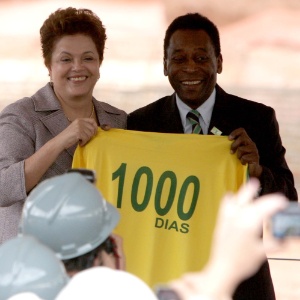 Dilma Rousseff posa para foto com camisa dos mil dias para a Copa de 2014 com Pelé