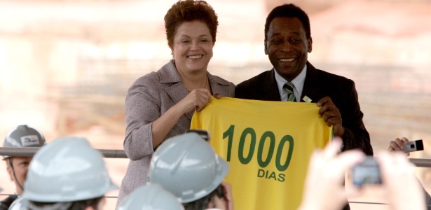 Dilma Rousseff posa para foto com camisa dos 1000 dias para a Copa com Pelé em MG