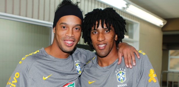 Ronaldinho Gaúcho abraça Cortês durante a preparação para o jogo contra a Argentina - Rafael Ribeiro/ CBF  