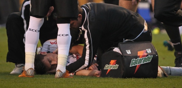 Alex é atendido após desmaiar em campo na derrota do Corinthians para o Santos - Ricardo Nogueira/Folhapress