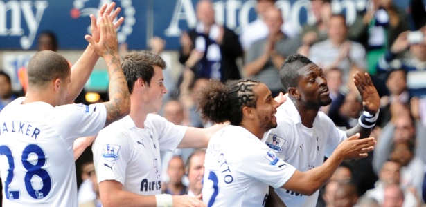 Adebayor, do Tottenham, comemora um de seus dois gols sobre o Liverpool - Tom Hevezi/AP