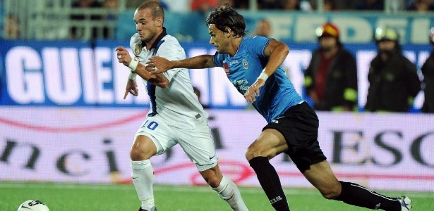 Sneijder e Radovanovic disputam a bola no duelo entre Novara  e Inter de Milão - EFE/Daniel Dal Zennaro