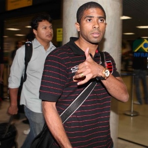 Junior Cesar, que se apresentou ao clube, realizou exames médicos e vestiu o uniforme do Atlético - Divulgação/Flamengo