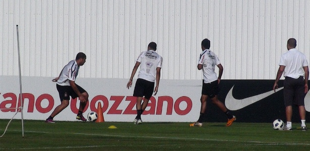 Na semana passada, Adriano já treinou com bola, mas ainda com muitas restrições - Carlos Padeiro/UOL