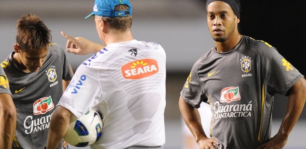 Mano Menezes conversa com Ronaldinho na véspera de partida com a Argentina, em Belém