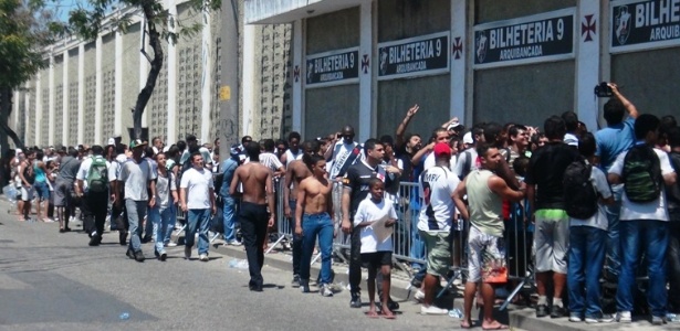 Torcedores formaram longas filas em São Januário por ingressos contra o Corinthians - Raquel Vieira/ Site oficial do Vasco
