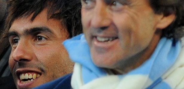 Tevez e Roberto Mancini são vistos em maio de 2011: relação ficou estremecida - Andrew Yates/AFP
