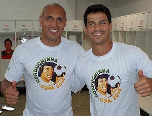 Edno e Rogério, da Portuguesa, vestem a camisa da campanha "Gorduchinha - a Bola de 2014'"