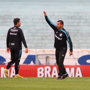 Celso Roth orienta André Lima em treinamento do Grêmio e acredita em recuperação do centroavante - Lucas Uebel/Grêmio FBPA