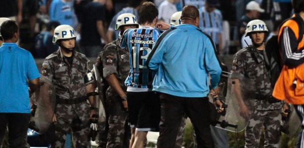 Mário Fernandes é escoltado por seguranças do Grêmio para manter silêncio - Neco Varella/Agência Freelancer