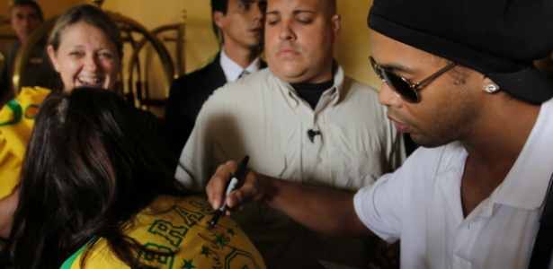 Ronaldinho distribui autógrafos durante o desembarque da seleção na Costa Rica - Mowa Press/Divulgação