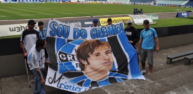 Geral do Grêmio estreia faixa em homenagem a Mário Fernandes após rejeitar seleção -  Marinho Saldanha/UOL Esporte