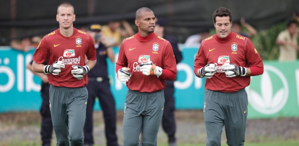 Mano pediu para Julio Cesar tratar de lesão, dando chance a jovem Neto (à esquerda) - Mowa Press/Divulgação