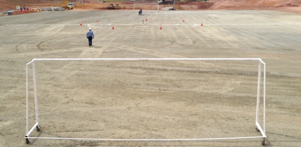Engenheiros que trabalham no Itaquerão colocam traves do futuro campo da Copa-2014