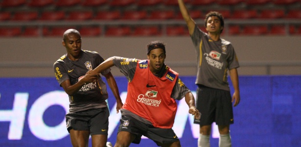 Marcado por Elias, Ronaldinho Gaúcho tenta proteger a bola em treino da seleção - Mowa Press/Divulgação