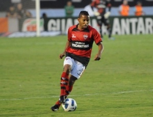 O meia Vítor Júnior não se recuperou da contratura muscular e não estará em campo no domingo