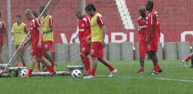 Treino sob chuva neste sábado indiciou o meia Ilsinho (com a bola) na vaga de Oscar - Carmelito Bifano/UOL Esporte