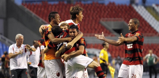 Os jogadores do Flamengo comemoram a vitória de virada por 3 a 2 sobre o Fluminense - André Portugal/VIPCOMM