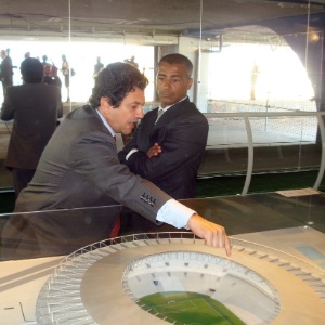 Romário e Otávio Leite conversam em frente a uma maquete do novo Maracanã 
