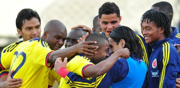 Dorlan Pabón comemora com seus companheiros de equipe o primeiro gol colombiano - STR/EFE