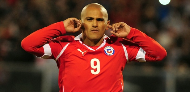 Atacante Suazo marcou o quarto gol do Chile após pênalti sofrido por Valdívia - AFP PHOTO / Claudio SANTANA