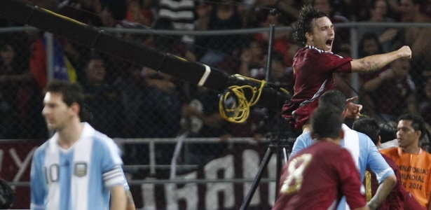 Messi lamenta, enquanto Amorebieta comemora gol da vitória da Venezuela - Fernando Vergara/AP