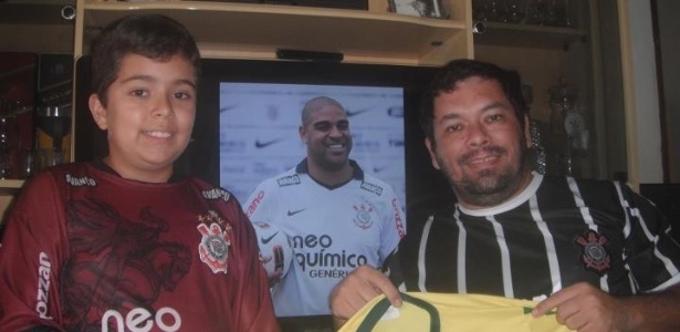 Moisés Del Corso da Cunha, 10 anos, com o pai Sandro Eduardo, que considera o clube e o filho o sua vida e seu amor - Divulgação