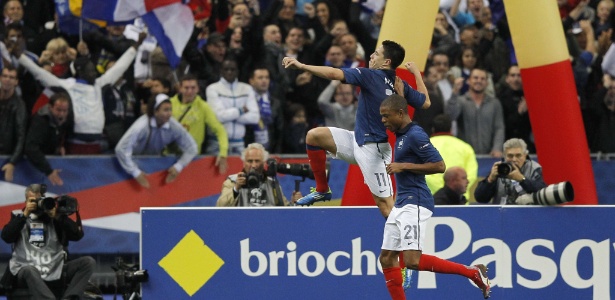 Nasri comemora seu gol no empate com a Bósnia e que classificou a seleção da França - AFP PHOTO / PATRICK KOVARIK