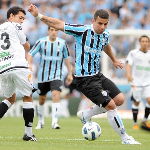 André Lima foi poupado de treino deste sábado no Grêmio com desconforto no joelho direito - Edu Andrade/Agência Freelancer