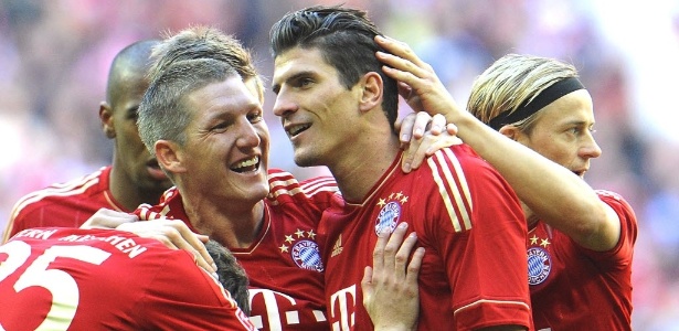 Jogadores do Bayern celebram um dos gols de Mário Gomez na vitória sobre o Hertha - AP Photo/Kerstin Joensson