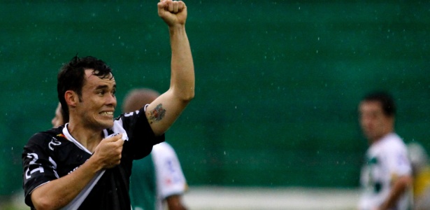 Renato Cajá comemora um de seus gols na vitória da Ponte sobre o Guarani - LÉO PINHEIRO/FOTOARENA/AE 