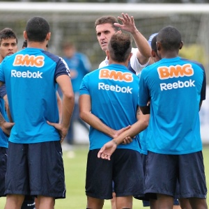 Vágner Mancini, que ainda não venceu à frente do Cruzeiro, orienta jogadores durante treinamento - Pedro Vilela/Vipcomm