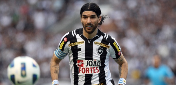 Loco Abreu jogou meia temporada no Botafogo, perdeu espaço e foi emprestado  - Fábio Castro/AGIF