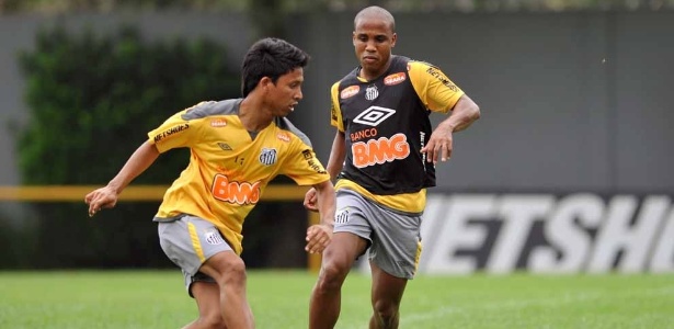 Breitner disputa bola com Borges em treinamento do Santos (11/10/2011) - Santos F.C (Divulgação)