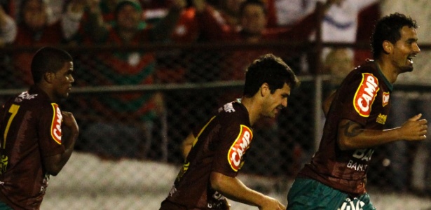 Jogadores da Lusa comemoram um dos gols do triunfo sobre o Vitória por 3 a 2 - LÉO PINHEIRO/AE