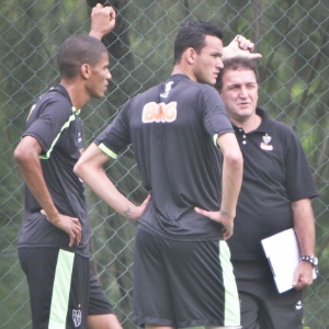 Zagueiros Réver (ao centro)  considera duelo com Figueirense como jogo-chave para o Atlético - Bruno Cantiuni/Site do Atlético-MG