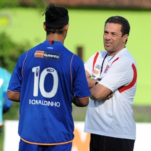 Vanderlei Luxemburgo conversa com Ronaldinho no CT Ninho do Urubu: sem problemas com o atraso - Alelxandre Vidal/ FLA Imagem